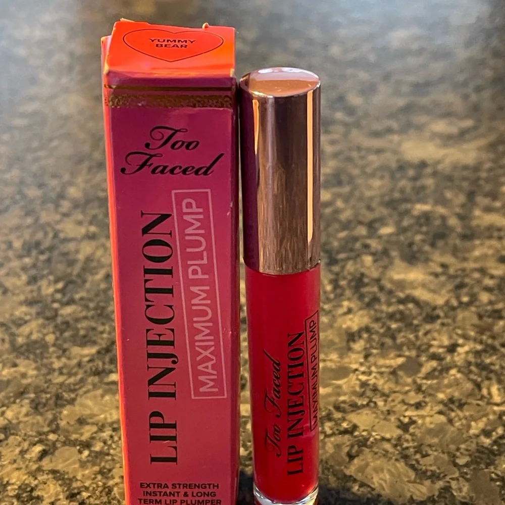 Too Faced Lip Injection Maximum Plump in Yummy Bear smells like gummy bears 🐻